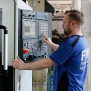 Andreas Müller an der CNC-Steuerung