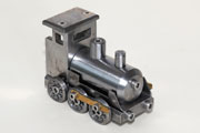 Lokomotive aus Edelstahl und Messing